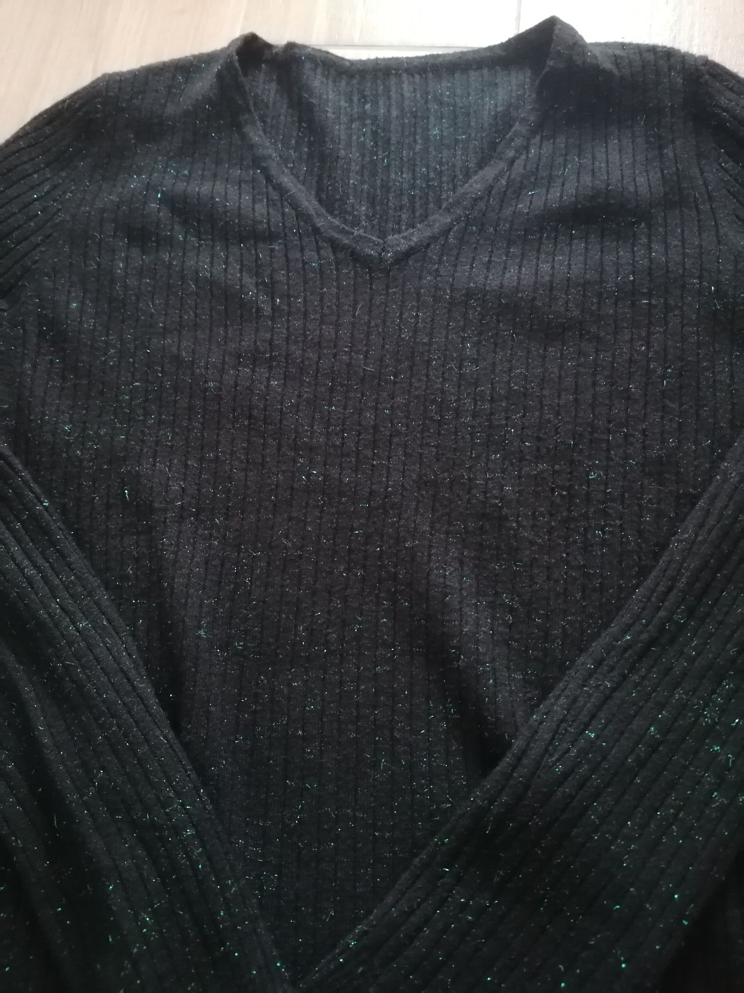 Czarny sweterek z zielona blyszczaca nitka S/M