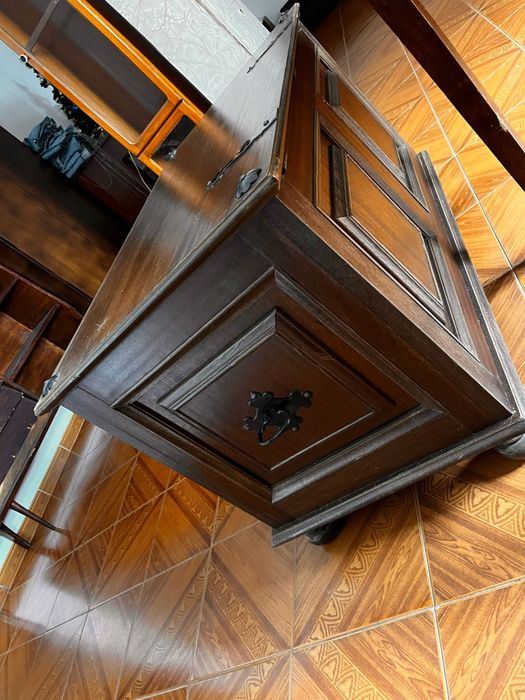 Arca/Baú de madeira maciça com detalhes em ferro