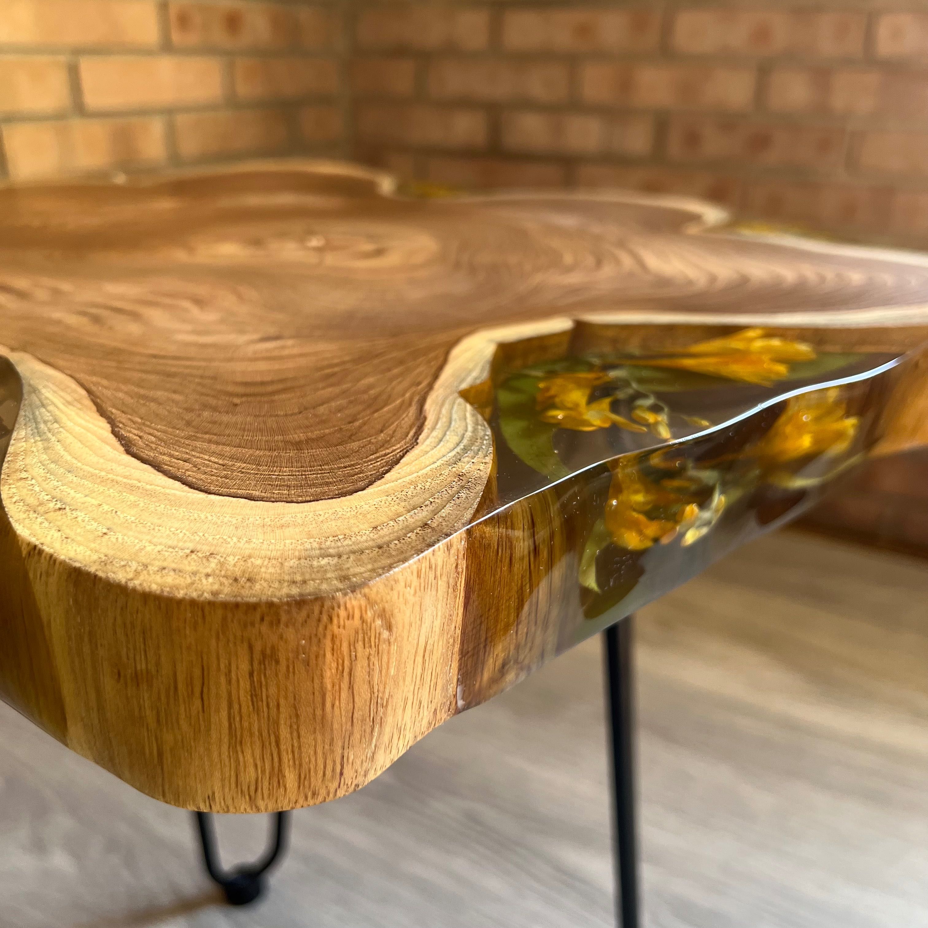Mesa de resina epoxi com madeira e flores - feita à mão