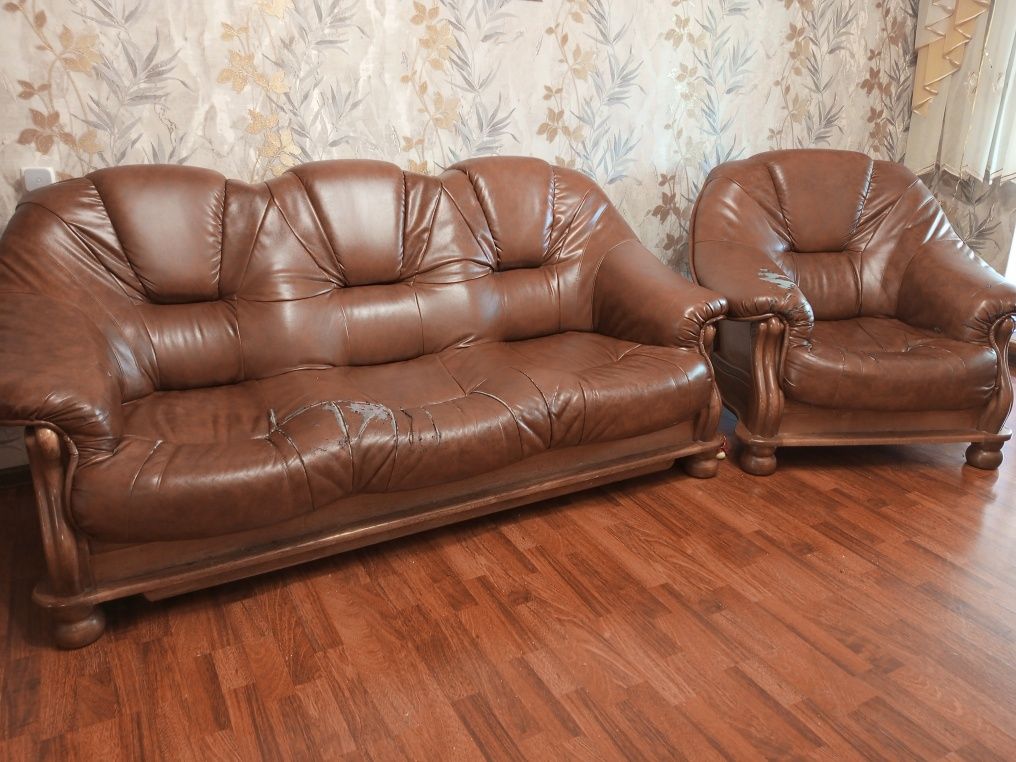 Розкладний диван + 2 крісла на дубовому каркасі (екошкіра, шкірзам)