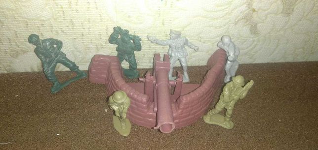 Комплект пластмасових фігурок " Військові "