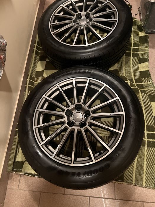 Zestaw letnich opon z felgami.Felga Alu AEZ.Opona 235/55R19.Good Year!