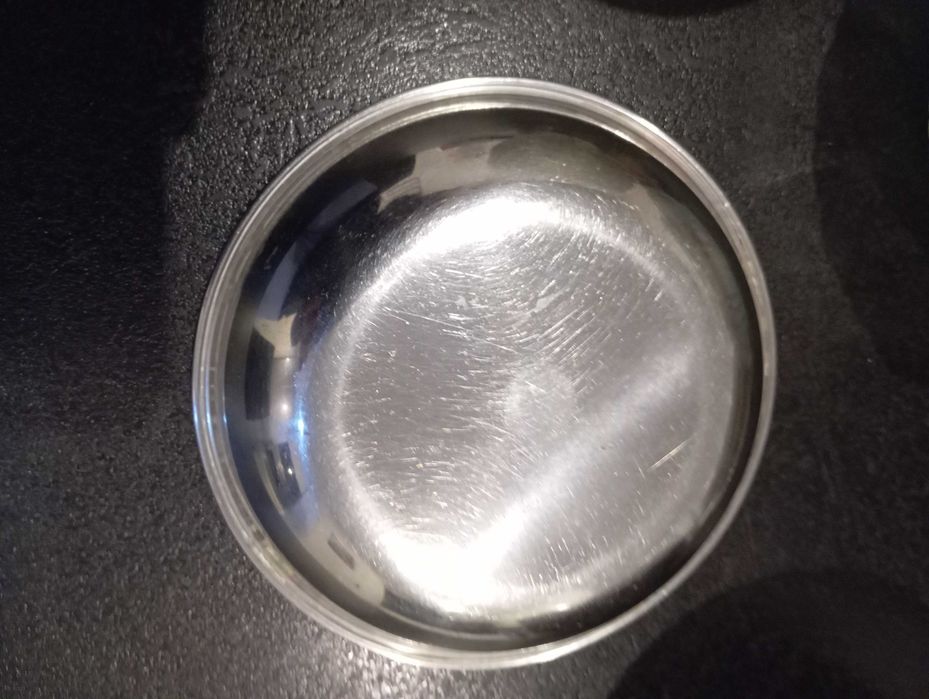 Mała metalowa miseczka