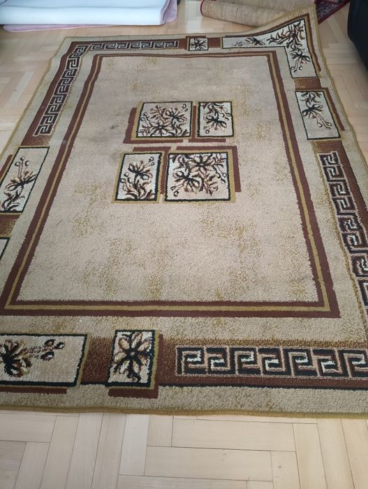 Dywan brąz z beżem.