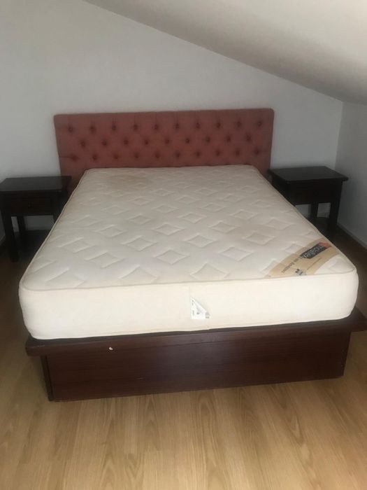 Cama, colchão e mesas cabeceira