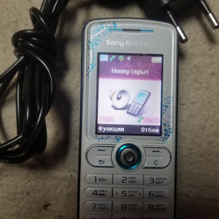 Мобильный телефон Sony Ericsson's W200i. статуэтка, sharp, заряд