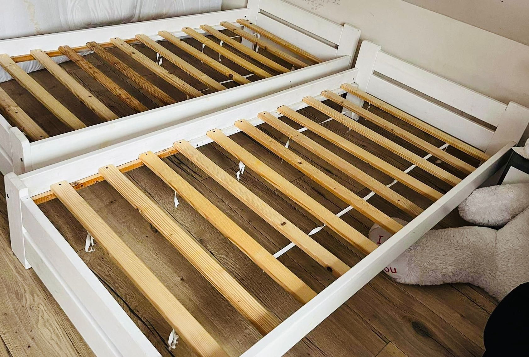 Łóżko drewniane bez materaca
