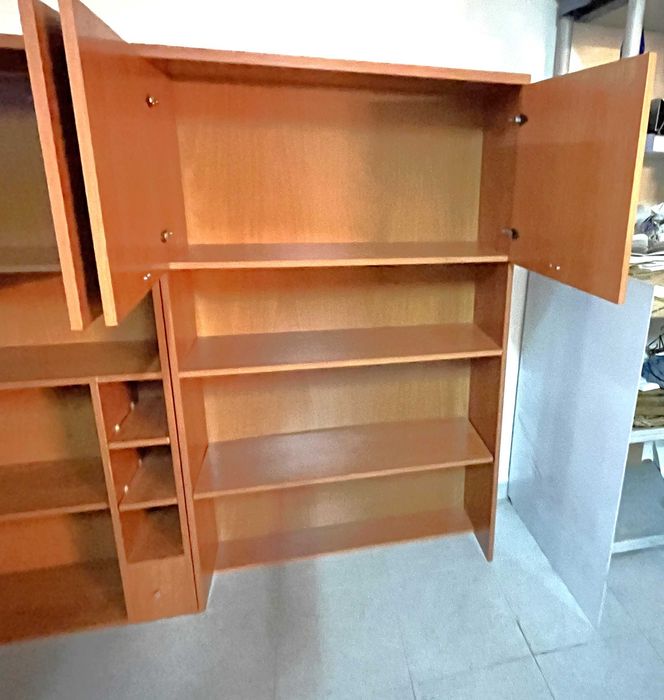 Móveis Estantes com Portas e Prateleiras