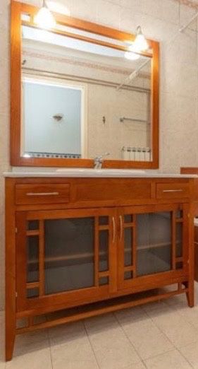 Movel e lavatorio e espelho, WC