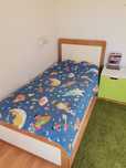 Cama com mesas de cabeceira