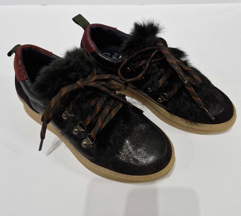 Стильні жіночі кросівки з хутром