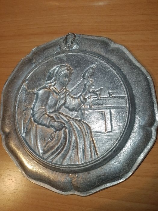 Prato decorativo em alumínio com imagem de fiandeira