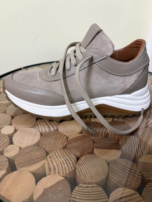 Продам кросівки натуральна замша,натуральна шкіра,нові