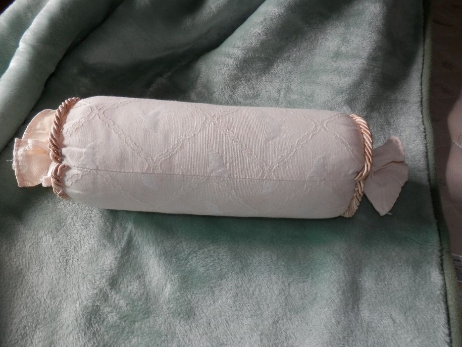 Contorno de berço e colcha com travesseiro