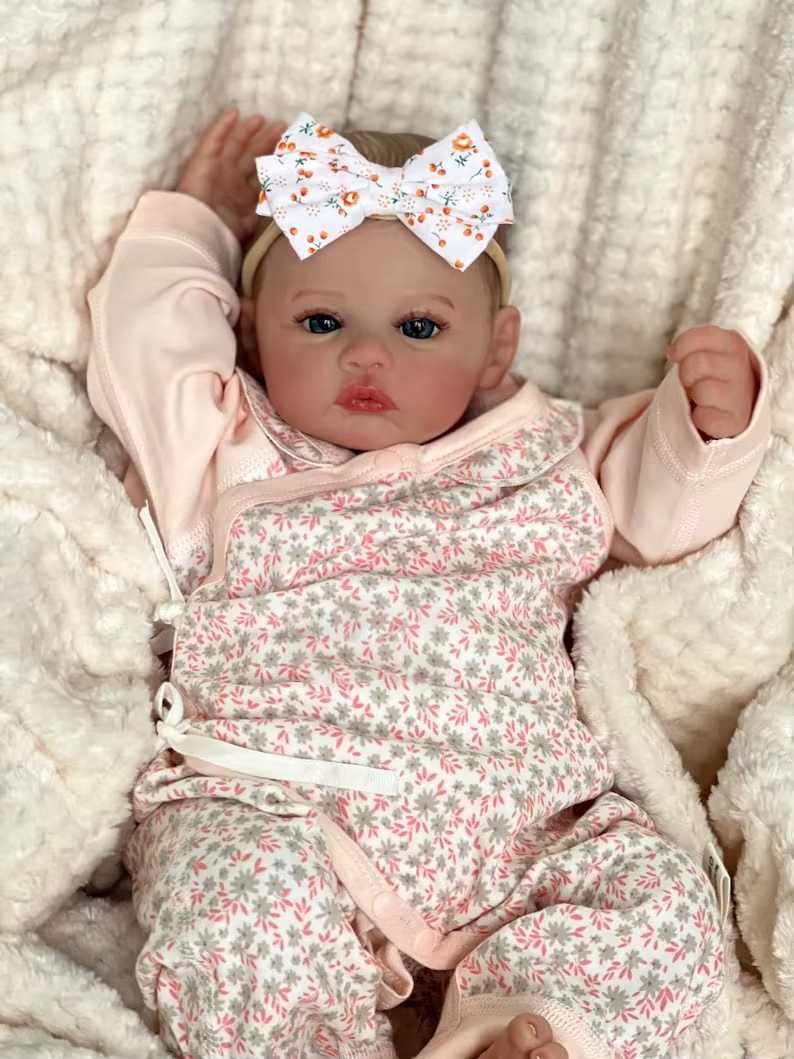 LALKA typu reborn w słodkim różowym ubranku