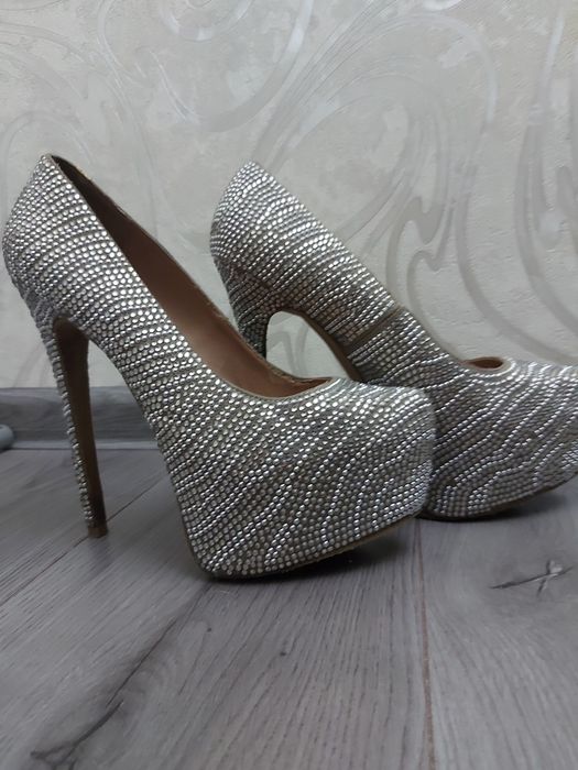 Туфли на высоком каблуке