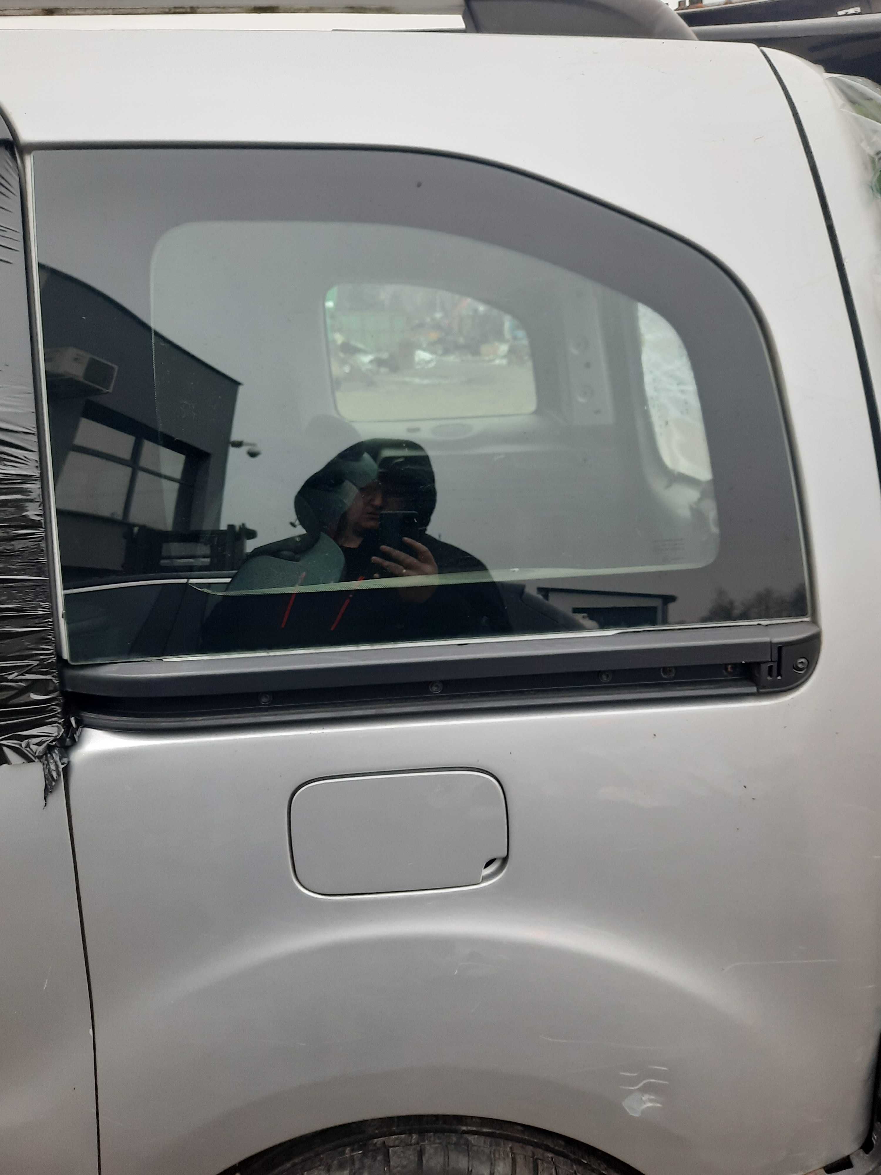 Szyba karoseryjna prawa lewa Citroen Berlingo II 08-12