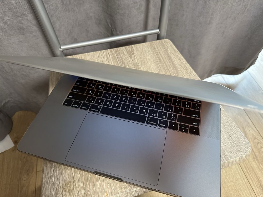 Продам Macbook pro 15 (2017) A1707 512Gb