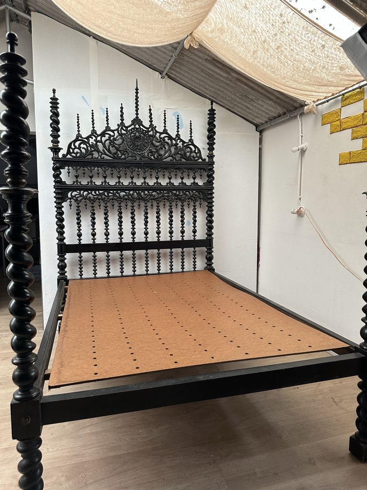 Cama de casal antiga
