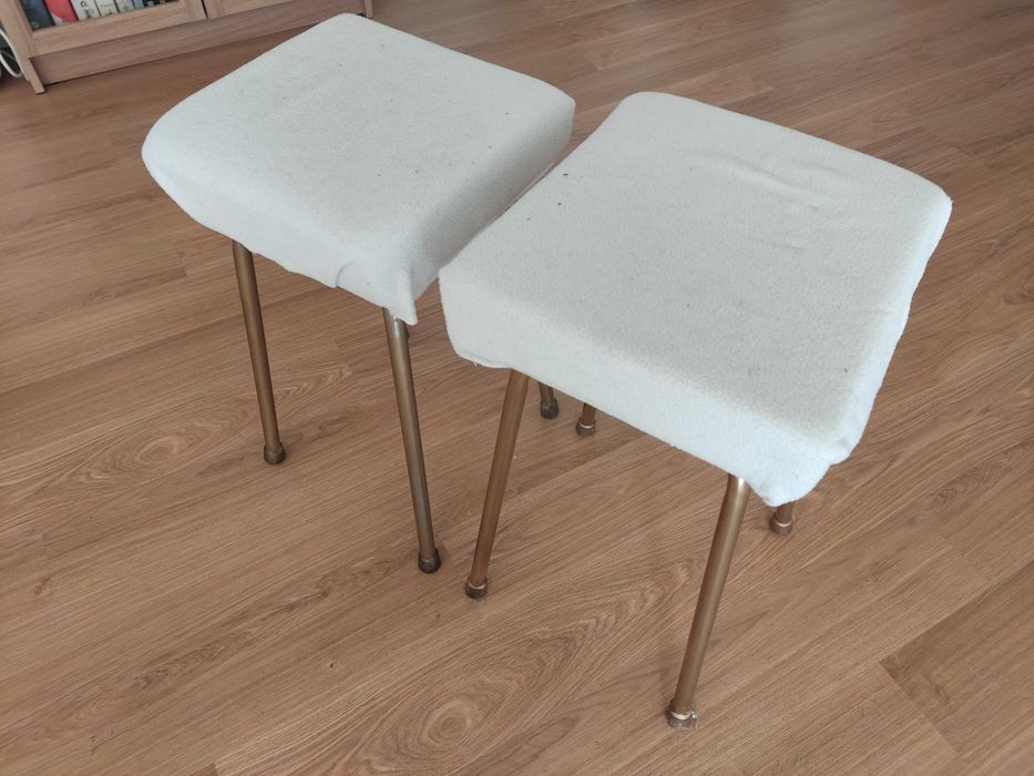 Dois bancos quadrados