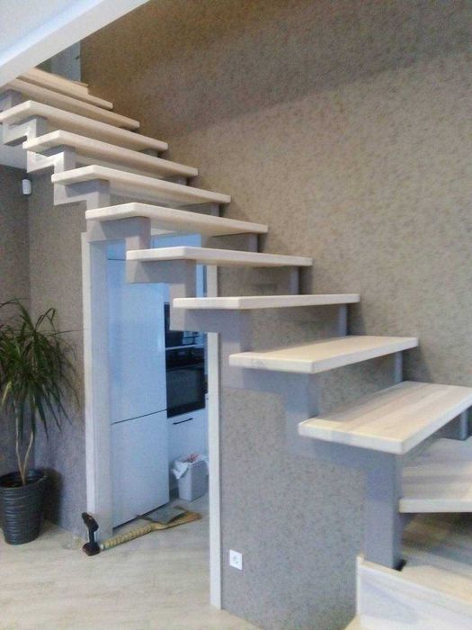 Виготовлення дерев'яних сходів
(Изготовление деревянных лестниц)