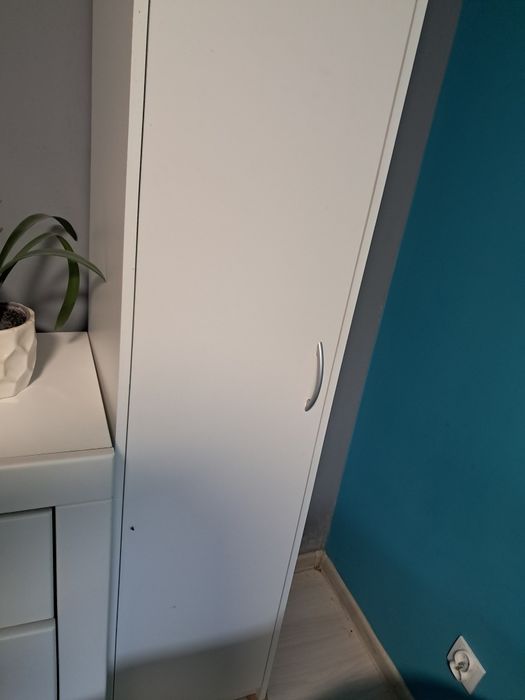 Szafa białą,wąska,słupek