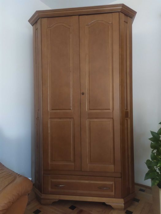 Pojemna szafa drewniana