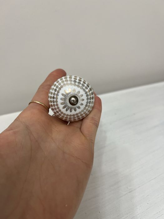 Uchwyty meblowe gałki biale ze złotym/srebrnym motywem