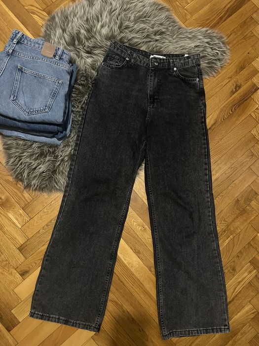 Джинси у оголошенні три пари.