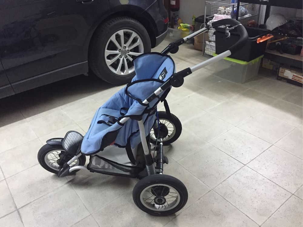 Vende-se carrinho de bebé marca Quinny evolutivo 3 rodas