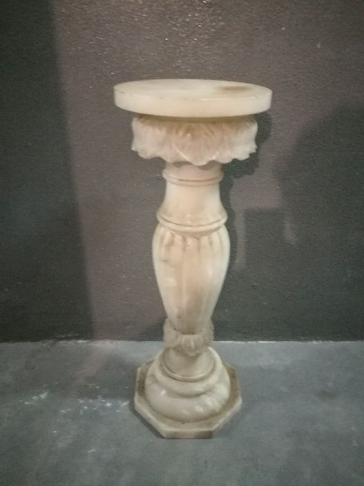 Coluna em mármore com luz