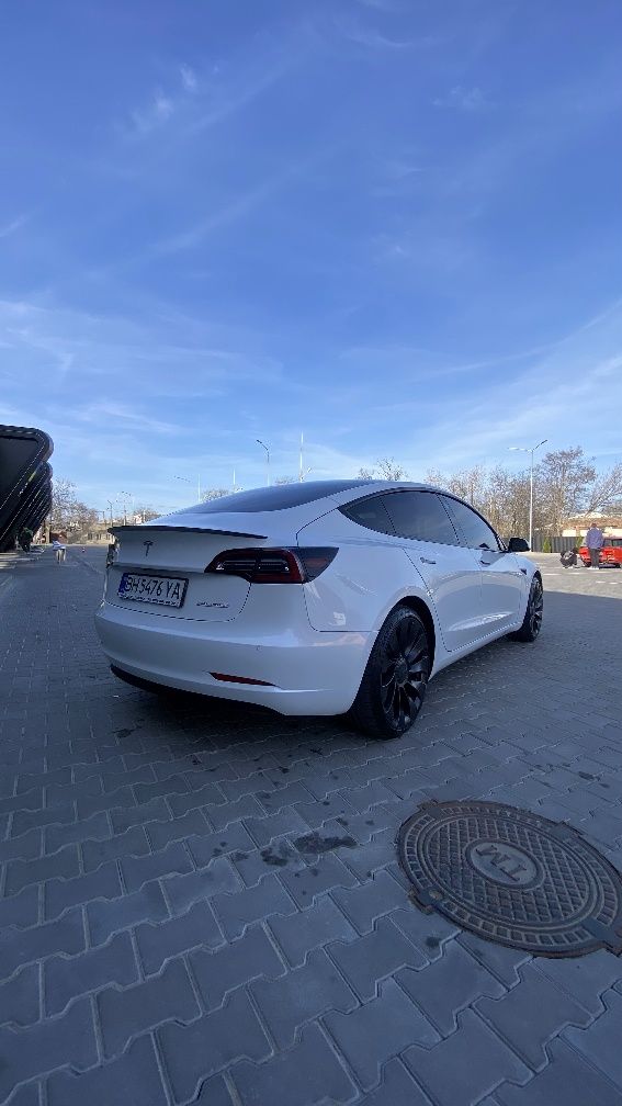 Тесла Model 3 Performance