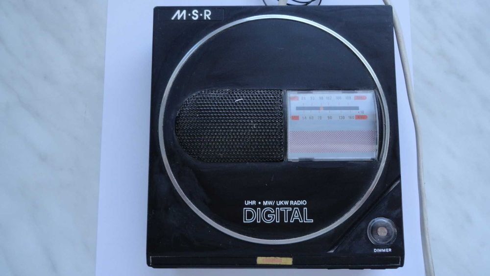 Zegar z radio budzikiem MSR