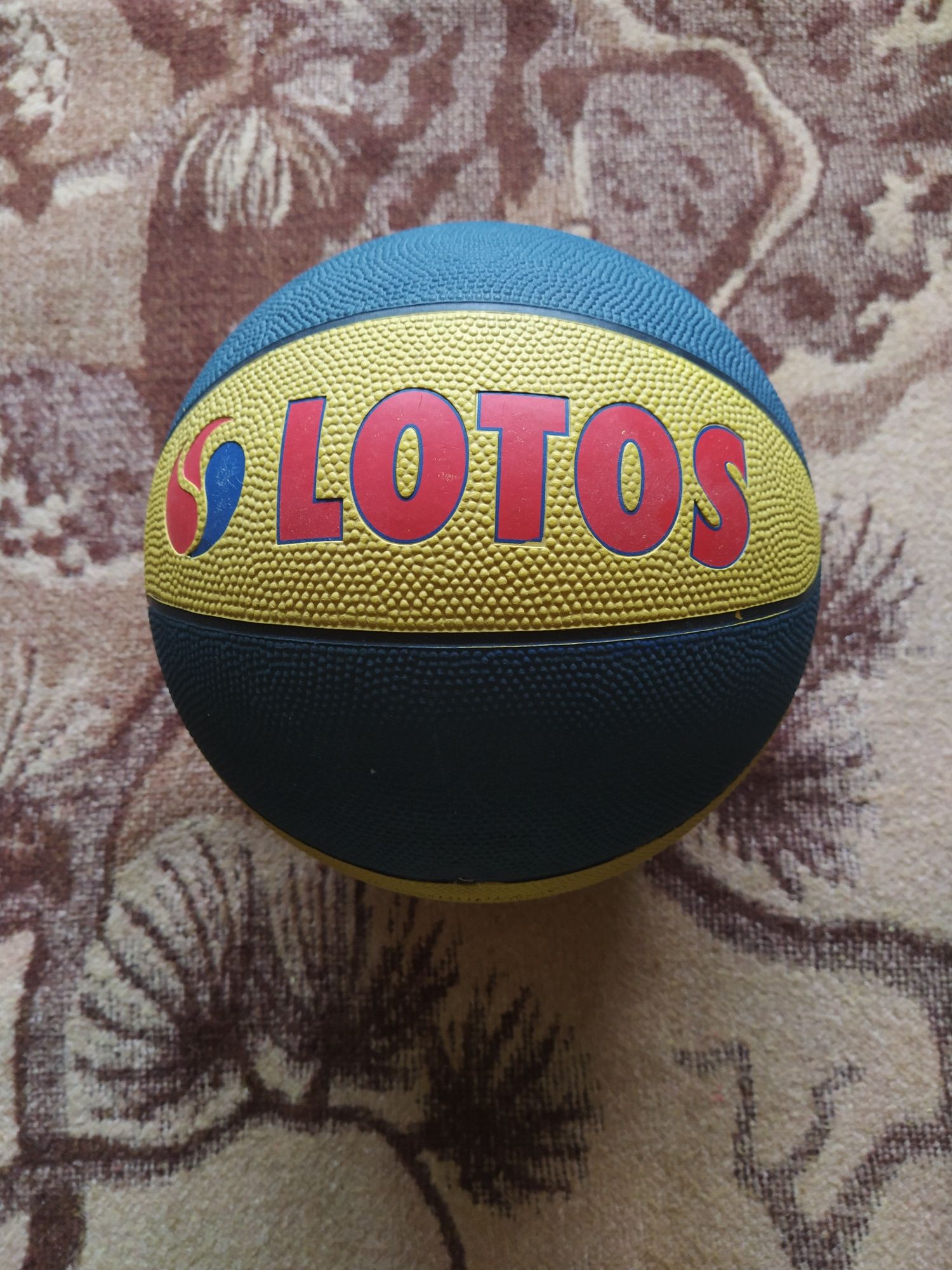 Piłka do koszykówki z logo LOTOSU Gdynia.