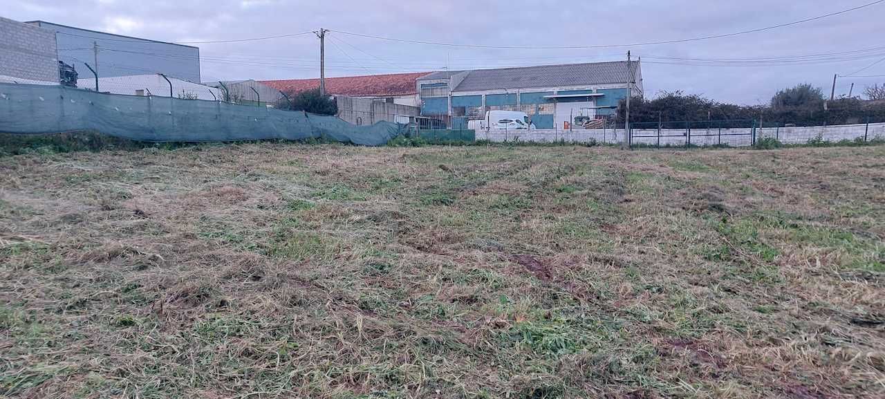Terreno com 1500m2 vedado com água, eletricidade na zona Pêro Pinheiro