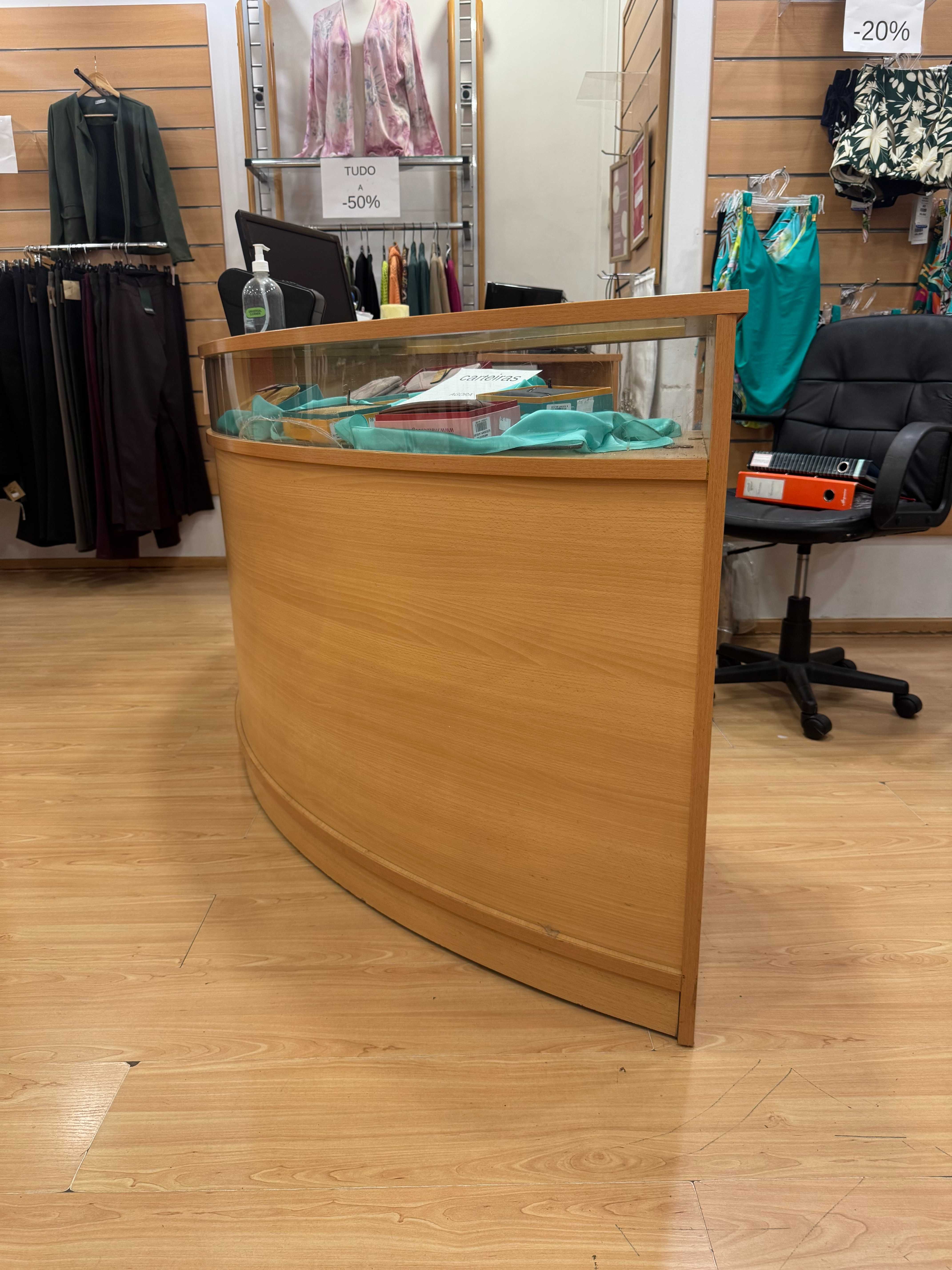Balcão de venda de madeira com vitrine de vidro na parte de cima