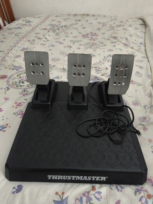 Volante, pedais e mudanças thrustmaster