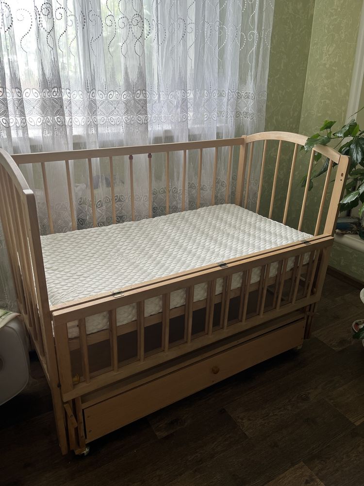 Дитяча кроватка з маятником