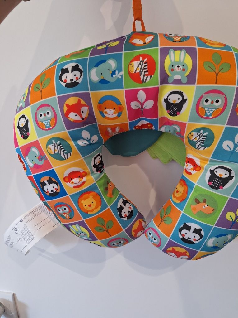 Edukacyjna poduszka Chicco z zabawkami dla dziecka