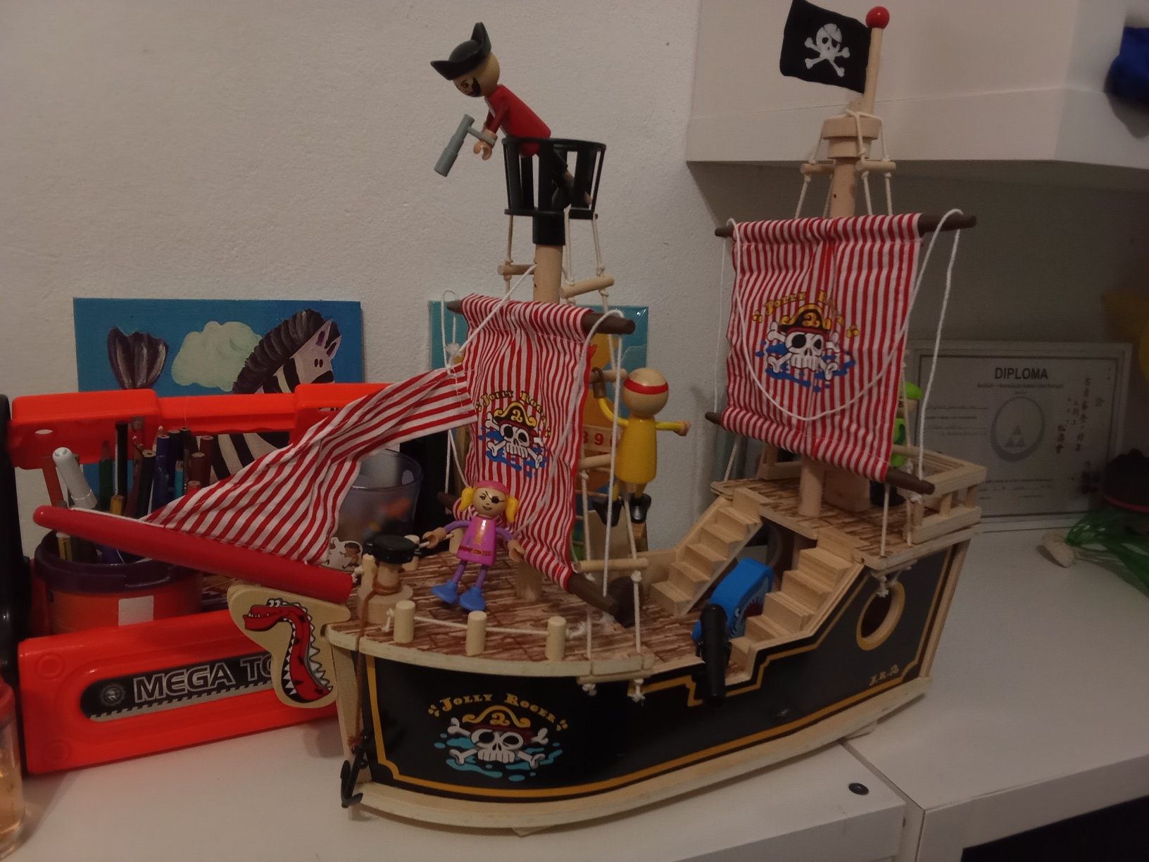 Barco pirata em madeira para criança novo e selado artigo muito bonito
