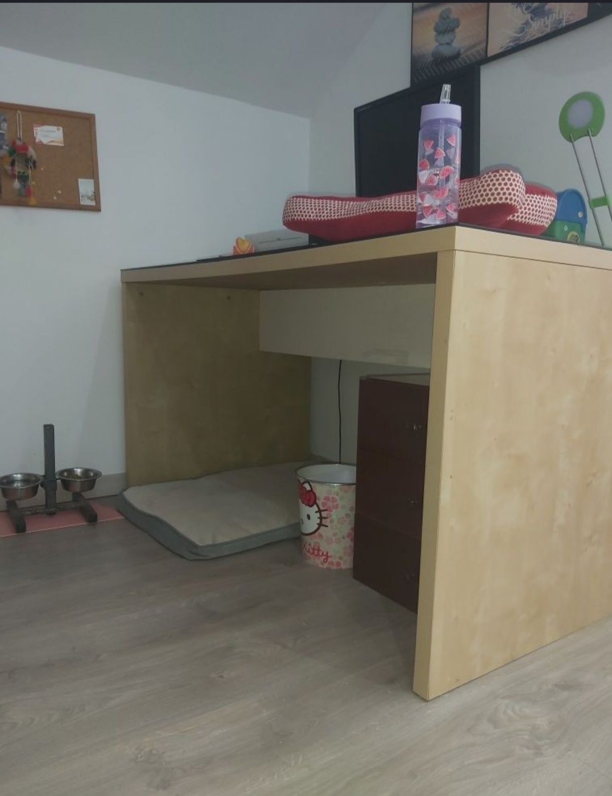 Mesa com tampo de vidro e conjunto de escritório
