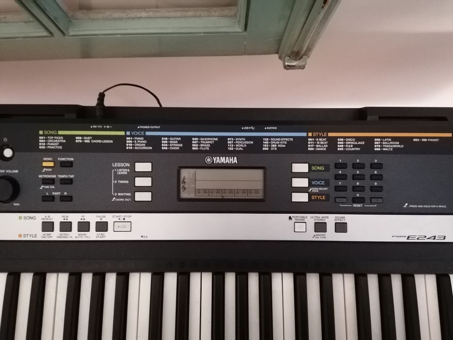 Órgão/ Teclado YAMAHA PSR-E243