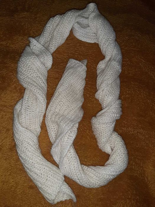 Шарф довгий в'язаний шерстяний білого кольору