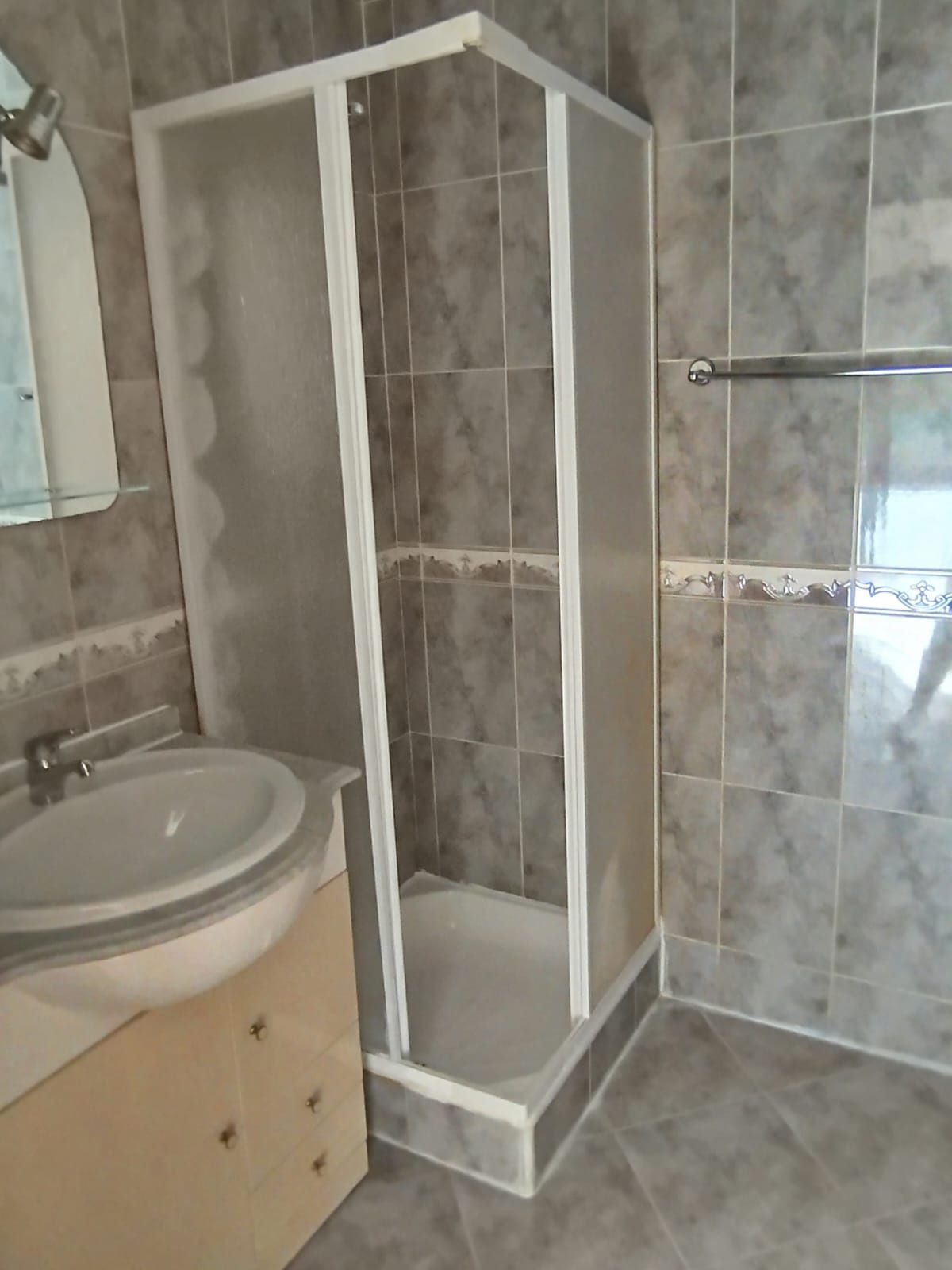 Apartamento T2 Cozinha Mobilada/2 WC/garagem fechada