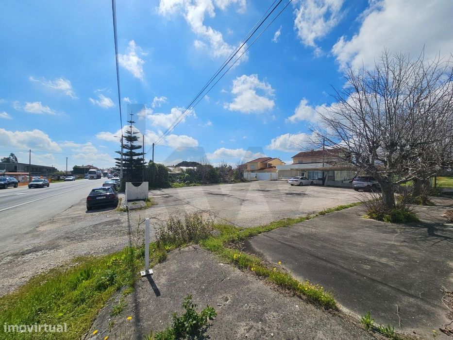 Espaço para arrendamento junto à estrada nacional N1 com estacionament