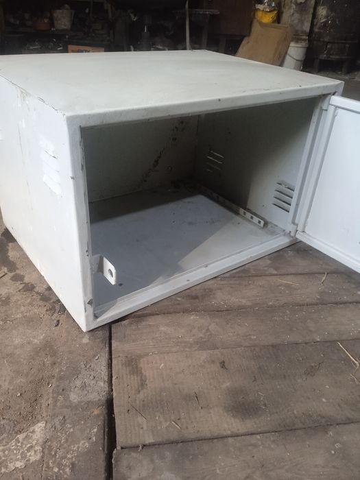 Ящик металический .Хорошо подойдет для грузовика под інструмент.