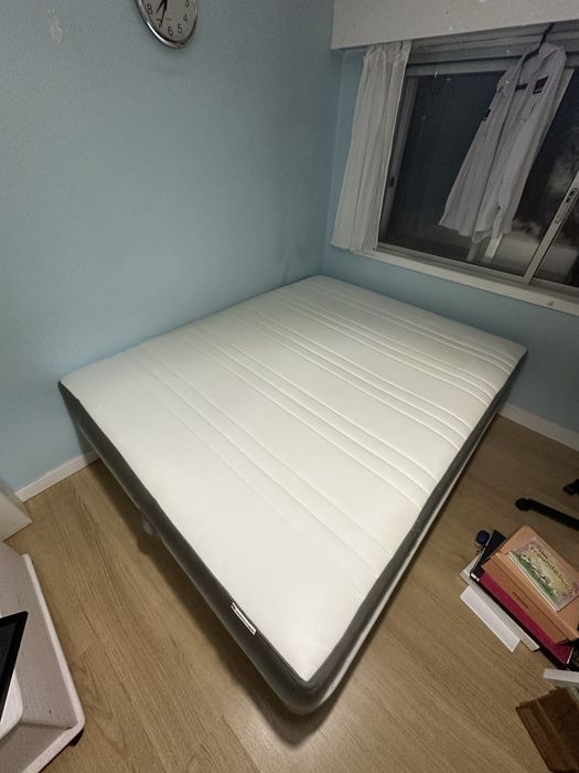 Cama branco com arrumação com Colchão