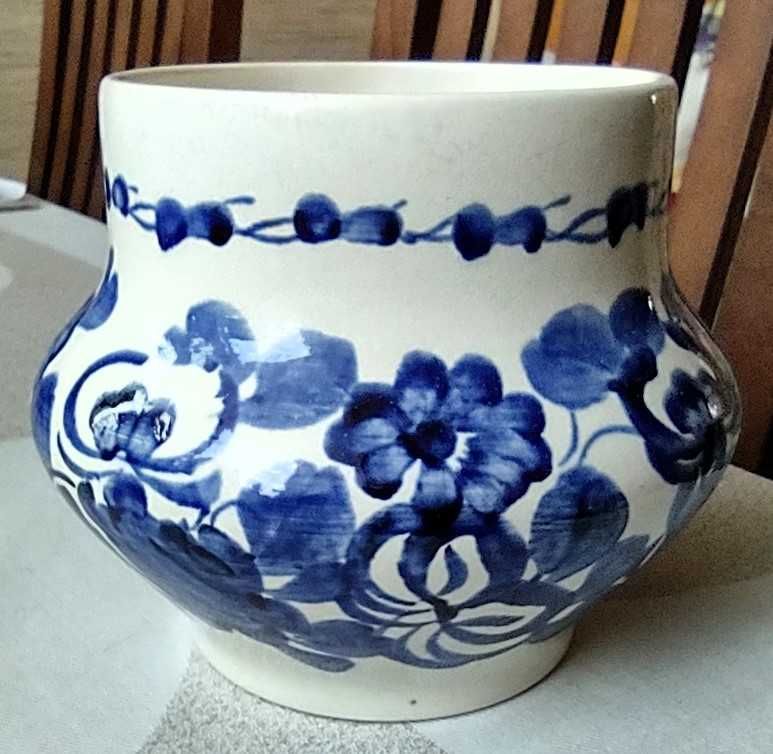 wazon ręcznie malowany w niebieskie wzory