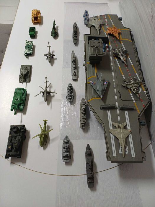 Porta-aviões, navios, aviões, helicópteros e tanques 25 unidades