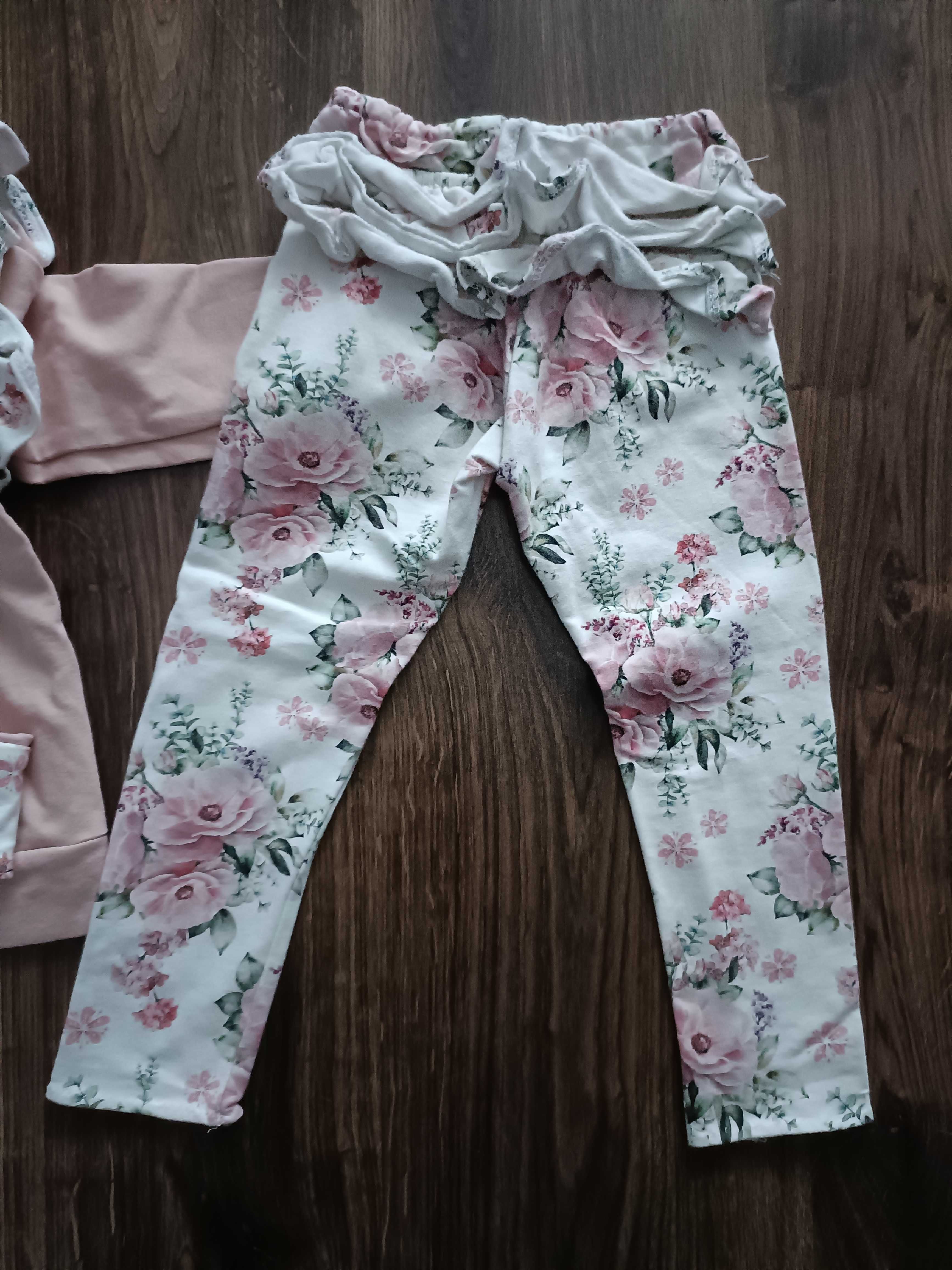 Śliczny Dres dziewczęcy